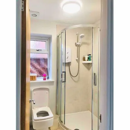 Apartment Entire Flat Free Parking Quiet Area *self-check In Leeds (West Yorkshire)