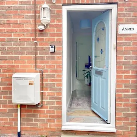 Entire Flat Free Parking Quiet Area *self-check In Leeds (West Yorkshire)