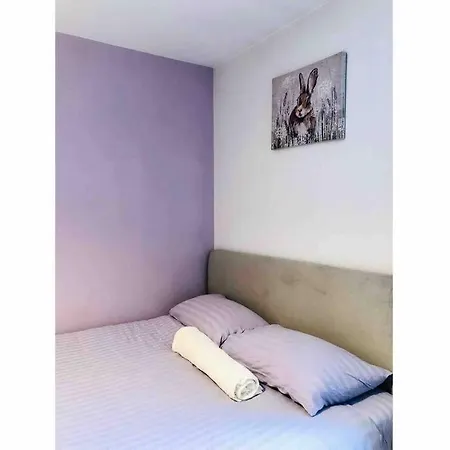 Apartment Entire Flat Free Parking Quiet Area *self-check In Leeds (West Yorkshire)