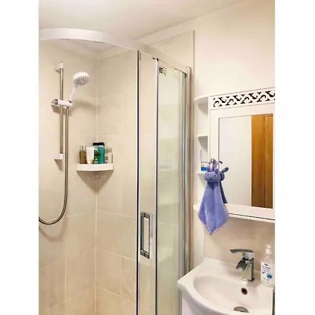 Entire Flat Free Parking Quiet Area *self-check In Leeds (West Yorkshire)