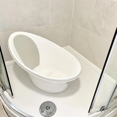 Entire Flat Free Parking Quiet Area *self-check In Apartment *