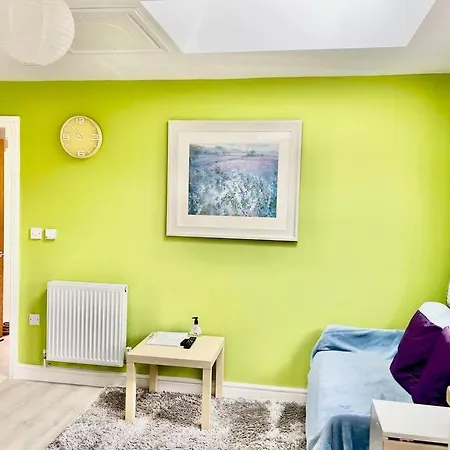 Entire Flat Free Parking Quiet Area *self-check In Leeds (West Yorkshire)