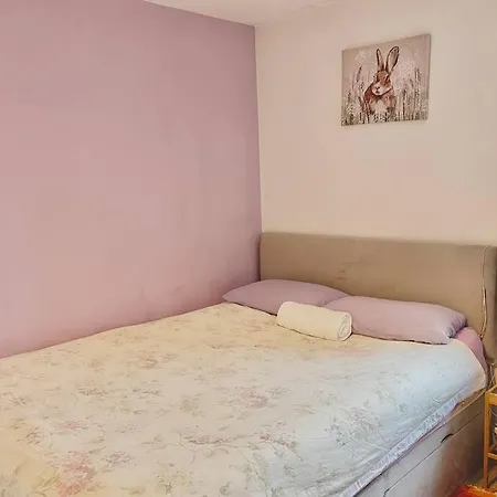 Apartment Entire Flat Free Parking Quiet Area *self-check In Leeds (West Yorkshire)