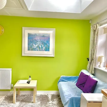 Apartment Entire Flat Free Parking Quiet Area *self-check In *