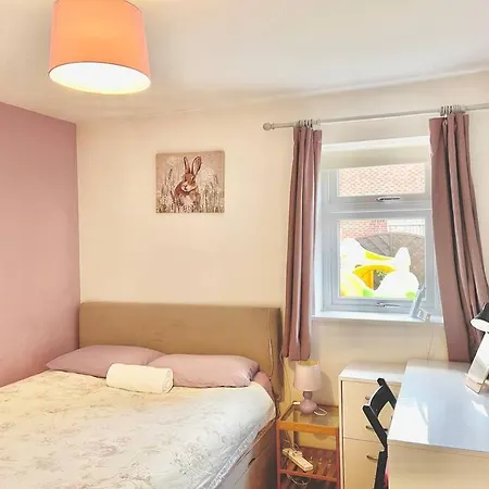 Entire Flat Free Parking Quiet Area *self-check In Apartment *