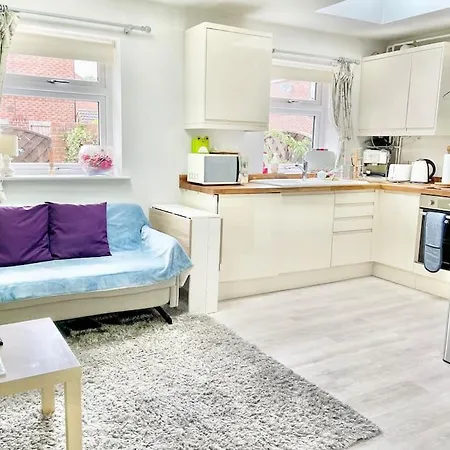 Entire Flat Free Parking Quiet Area *self-check In * Leeds (West Yorkshire)