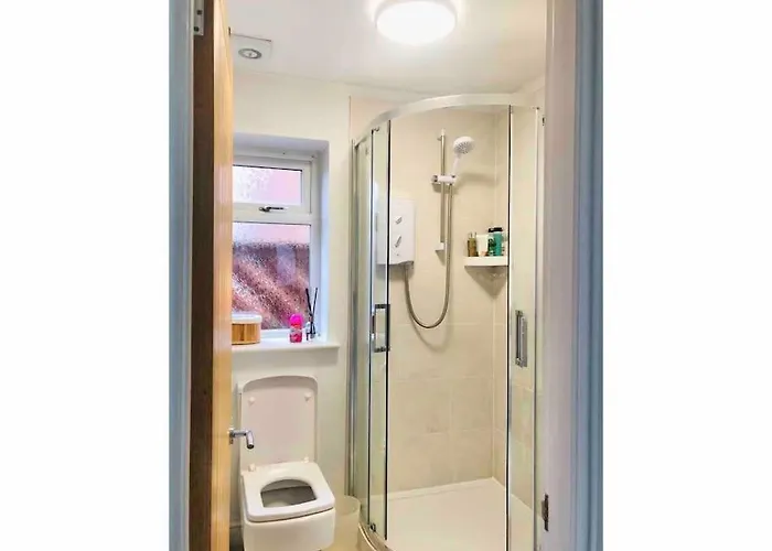 Apartment Entire Flat Free Parking Quiet Area *self-check In Leeds (West Yorkshire)