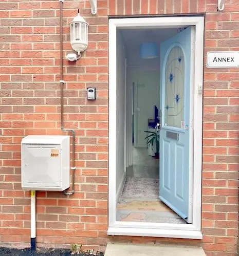 Entire Flat Free Parking Quiet Area *self-check In Leeds (West Yorkshire)