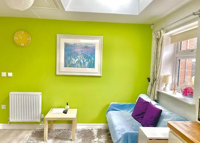 Apartment Entire Flat Free Parking Quiet Area *self-check In *