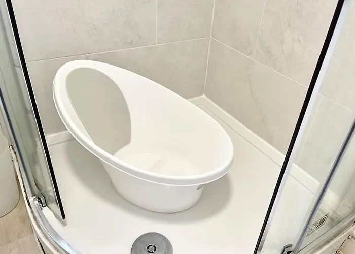 Entire Flat Free Parking Quiet Area *self-check In Apartment *