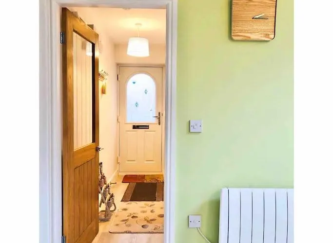 Entire Flat Free Parking Quiet Area *self-check In Apartment