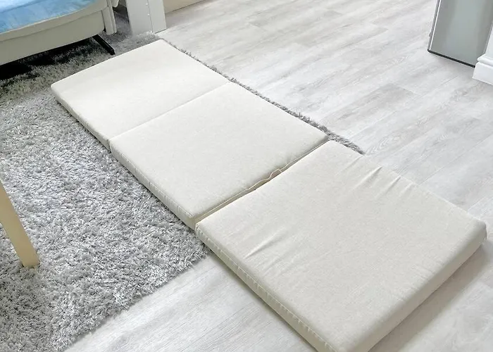 Апартаменти Entire Flat Free Parking Quiet Area *self-check In Лідс