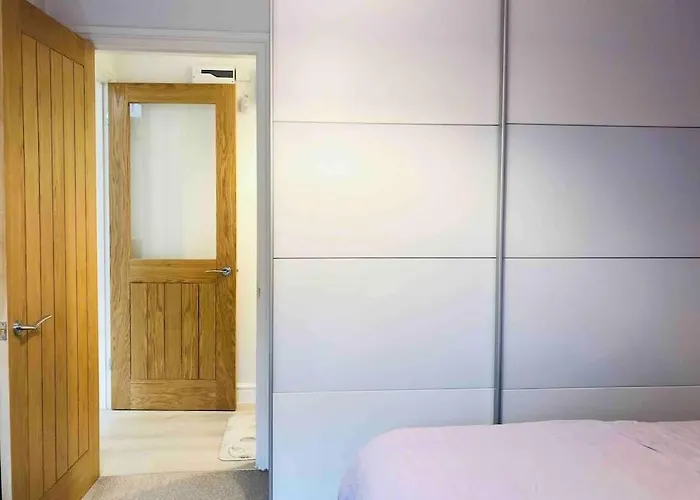 Апартаменти Entire Flat Free Parking Quiet Area *self-check In